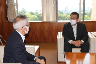 森田理事長と話す奥塚市長（写真左）