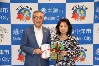 相良代表取締役と奥塚市長（写真左）