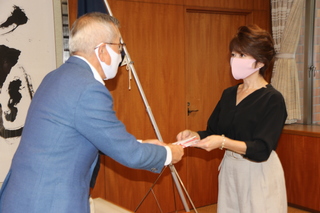 目録を受け取る奥塚市長（写真左）