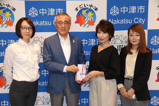 なかつWAKUWAKUプロジェクトのみなさんと奥塚市長（写真左から2番目）