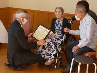 表彰状を読み上げる奥塚市長（写真左）