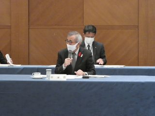 発言する奥塚市長（写真左手前）