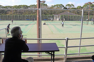 試合を見学する奥塚市長（写真左）