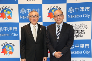 磯野さんと奥塚市長（写真左）