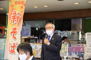 あいさつする奥塚市長