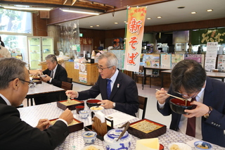 新そばを試食する奥塚市長