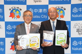 清塘代表取締役と奥塚市長（写真左）