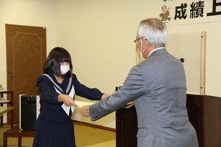 表彰状を手渡す奥塚市長（写真右）