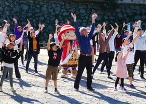 ダンスを踊る奥塚市長（写真中央）