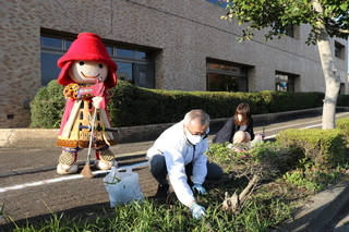 清掃活動に参加する奥塚市長（写真中央）とくろかんくん