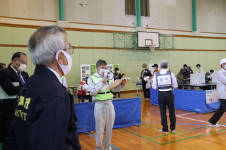 避難所を視察する奥塚市長