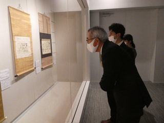 中津市歴史博物館で書を観覧する奥塚市長（写真最前）