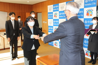 桐木平さんに辞令を手渡す奥塚市長（写真右）