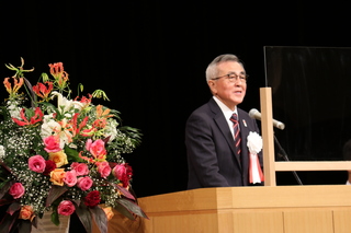 開会式であいさつする奥塚市長