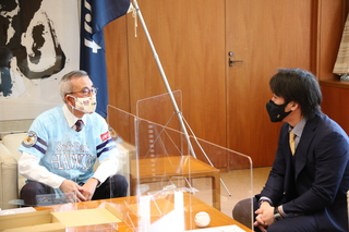 奥塚市長（写真左）と甲斐選手（写真右）の歓談の様子