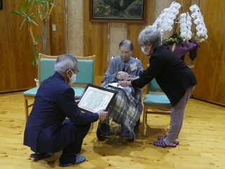 表彰状を読み上げる奥塚市長（写真左）