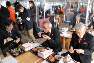 ひがた美人の試食の様子