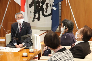 きさらぎ会のみなさんと歓談する奥塚市長（左）