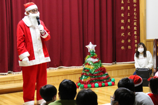 子どもたちに話しかける奥塚市長