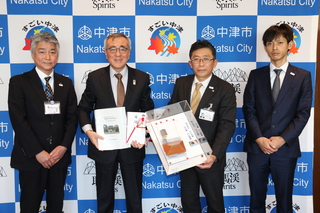 大分県土地家屋調査士会のみなさんと奥塚市長（写真左から2番目）