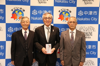 記念写真（奥塚市長は写真中央）