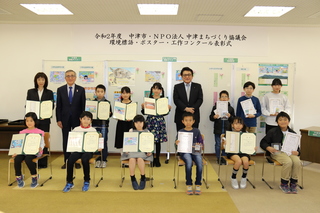 被表彰者らと奥塚市長（写真後列左から2番目）