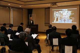 講演会であいさつをする奥塚市長（写真中央奥）