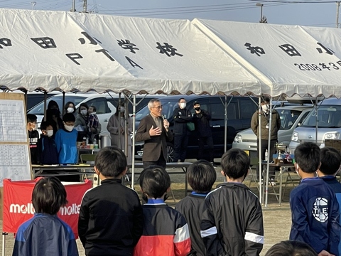 子どもたちを激励する奥塚市長