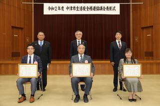 受賞者らと奥塚市長（写真後列中央）