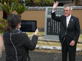 6年生のみなさんにあいさつする奥塚市長