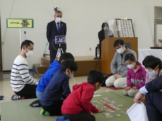 かるたを見学する奥塚市長（写真中央奥）