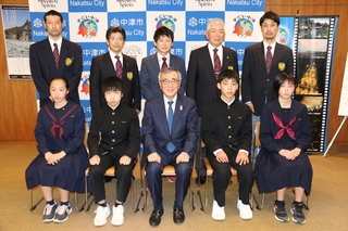 中津市空手道連盟のみなさんと奥塚市長（写真前列中央）