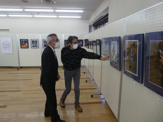 観覧する奥塚市長（奥塚市長は写真左）