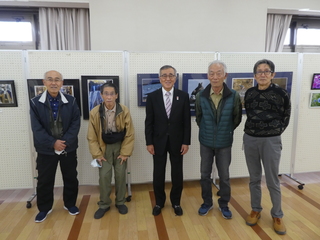 会員の皆さんと記念撮影（奥塚市長は写真中央）