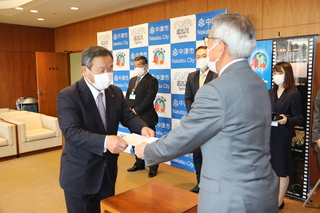 選任書交付（市長は右側）