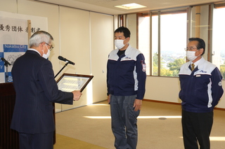 表彰状を手渡す奥塚市長