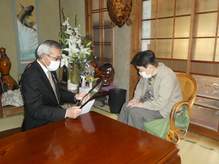 表彰状を読み上げる奥塚市長