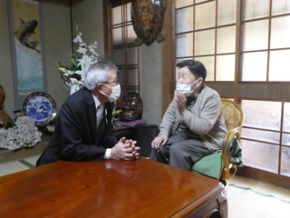 歓談する永岡さんと奥塚市長