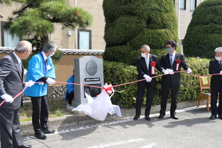 顕彰碑の除幕を行う奥塚市長ら