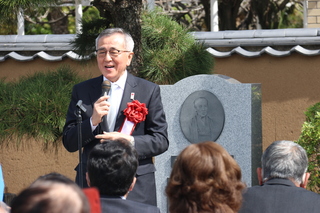 お祝いの言葉を述べる奥塚市長