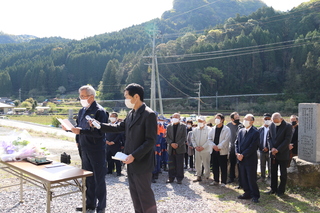 哀悼の意を表する奥塚市長