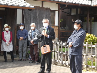 あいさつする奥塚市長（写真中央）