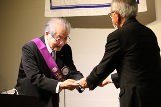 寄付の目録を中津ロータリークラブの出利葉氏から受け取る奥塚市長（写真右）