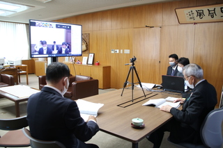 ウェブ会議の様子（奥塚市長は写真右）