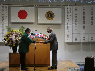 目録を受け取る奥塚市長（写真右）