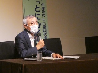 市の施策を説明する奥塚市長