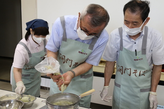 十割そば作りを体験する奥塚市長