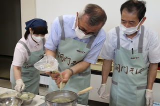 十割そば作りを体験する奥塚市長