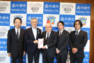 記念写真（奥塚市長は写真左から2番目）