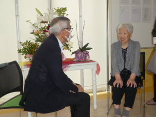 歓談する奥塚市長（写真左）